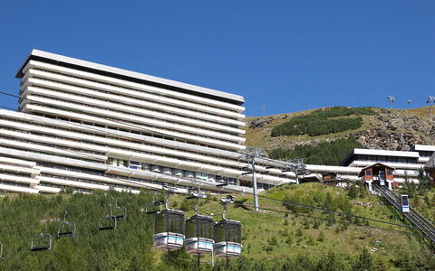 Les Menuires 400: Bâtiment, Ciel, Design Urbain, Arbre, Bloc Tour, Condominium, Ville, Façade, Paysage, Bâtiment Commercial