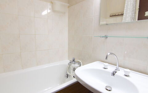 Les Menuires 400: Salle De Bains, Propriété, Pièce, Robinet, Tuile, Mur, Architecture, Design Intérieur, Baignoire, Immobilier