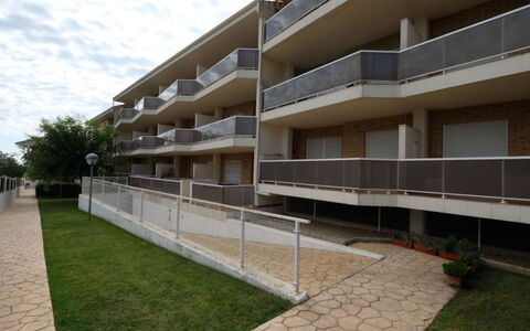 Residencial Mar i: Bâtiment, Plante, Propriété, Fenêtre, Ciel, Nuage, Design Urbain, Condominium, Lot Terre, Bloc Tour