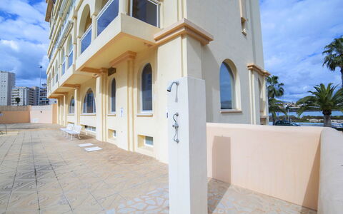 Saladar: Ciel, Propriété, Nuage, Bâtiment, Fenêtre, Bleu Azur, Bois, Ombre, Condominium, Design Urbain