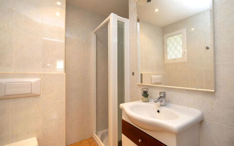 Saladar: Marron, Miroir, Robinet, Luminaire Plomberie, Lavabo, Évier, Salle De Bains, Bois, Bâtiment