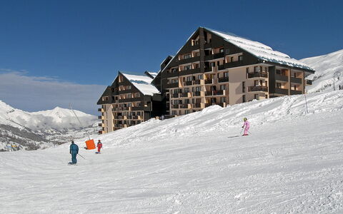 Les Menuires 300: Ciel, Neige, Montagne, Bâtiment, Fenêtre, Pente, Maison, Calotte Glaciaire, Nuage, Terrain
