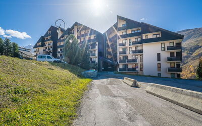 Les Menuires 300: Ciel, Nuage, Bâtiment, Propriété, Plante, Maison, Lot Terre, Lumière Du Soleil, Surface De La Route, Quartier