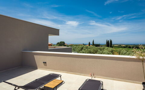 Altalune: Ciel, Table, Meubles, Jour, Propriété, Plante, Montagne, Bleu Azur, Chaise, La Nature