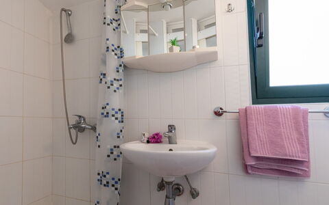 Dubra: Robinet, Miroir, Lavabo, Luminaire Plomberie, Propriété, Évier, Violet, Salle De Bains, Vert, Bâtiment