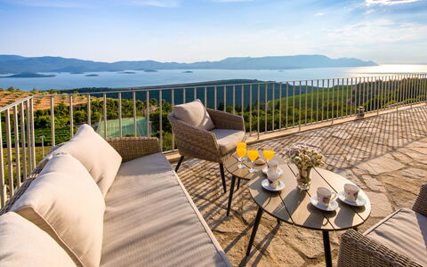 Stolovi: Ciel, Nuage, L'Eau, Propriété, Bleu Azur, Clôture, Mobilier De Jardin, Éclairage, Bois, Chaise