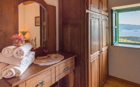 Stolovi: Miroir, Propriété, Cabinetry, Bois, Design Intérieur, Fleur, Tiroir, Sol, Tache De Bois, Dur