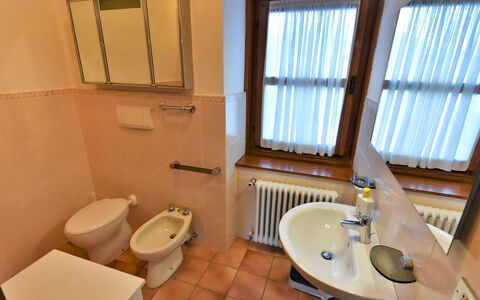 Villa Lucia: Propriété, Robinet, Luminaire Plomberie, Évier, Lavabo, Fenêtre, Bâtiment, Bois, Salle De Bains, Sol