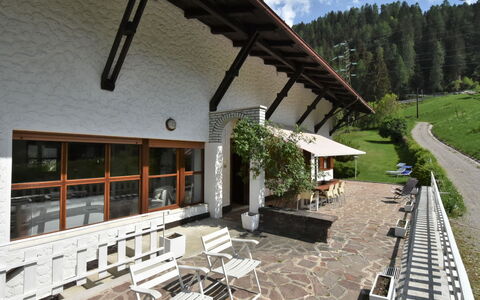 Villa Lucia: Propriété, Nuage, Plante, Arbre, Bâtiment, Pot De Fleur, Architecture, Ombre, Bois, Chaise
