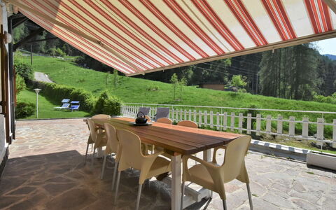 Villa Lucia: Table, Plante, Meubles, Chaise, Bois, Ombre, Mobilier De Jardin, Bâtiment, Tableau De Plein Air, Arbre