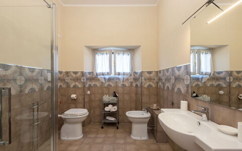Punta Ala 250: Luminaire Plomberie, Évier, Propriété, Robinet, Lavabo, Salle De Bains, Fenêtre, Siège De Toilette, Violet