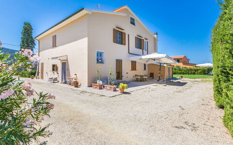 Punta Ala 250: Plante, Ciel, Bâtiment, Fenêtre, Bleu Azur, Lot Terre, Maison, Porte, Arbre, Chalet