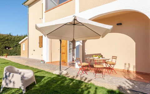Punta Ala 250: Propriété, Bâtiment, Fenêtre, Meubles, Plante, Ombre, Ciel, Mobilier De Jardin, Bois, Architecture