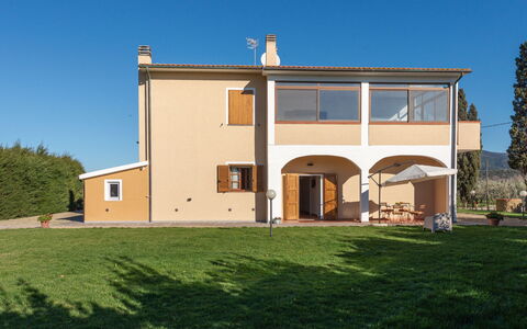 Punta Ala 250: Ciel, Bâtiment, Plante, Propriété, Fenêtre, Arbre, Maison, Lot Terre, Herbe, Chalet