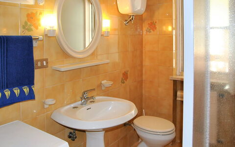 Francesca: Marron, Miroir, Luminaire Plomberie, Robinet, Évier, Lavabo, Propriété, Salle De Bains, Violet, Bleu