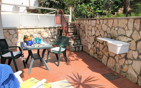 Francesca: Table, Plante, Propriété, Arbre, Mobilier De Jardin, Bois, Architecture, Design Intérieur, Ombre, Sol