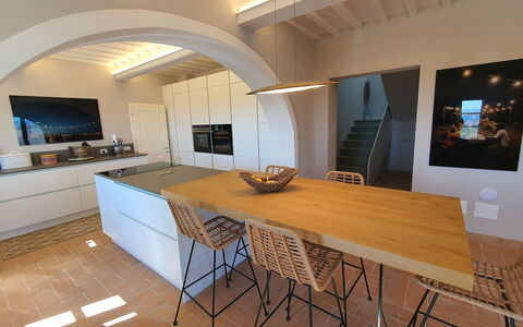 Casa Insieme: Table, Propriété, Meubles, Bâtiment, Bois, Maison, Design Intérieur, Salle, Cabinetry, Sol