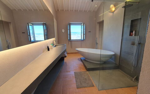 Casa Insieme: Propriété, Luminaire Plomberie, Robinet, Baignoire, Bleu Azur, Bois, Violet, Design Intérieur, Salle De Bains, Évier