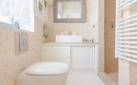 Romeo e Giulietta - Terrazza Vista Mare: Miroir, Meubles, Propriété, Luminaire Plomberie, Bois, Design Intérieur, Éclairage, Rectangle, Beige, Salle De Bains