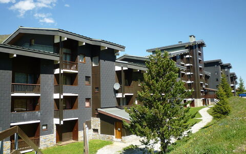 Les Menuires 640: Ciel, Plante, Bâtiment, Nuage, Fenêtre, Arbre, Bloc Tour, Condominium, Lot Terre, Design Urbain