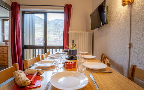 Les Menuires 640: Table, Propriété, Cabinetry, Bâtiment, Vaisselle, Bois, Comptoir, Design Intérieur, Vaisselle, Appareil De Cuisine