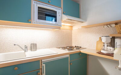 Jettay Aigle 17 640.13: Cabinetry, Evier, Robinet, Comptoir, Évier, Cuisine, Design Intérieur, Bois, Luminaire Plomberie, Sol