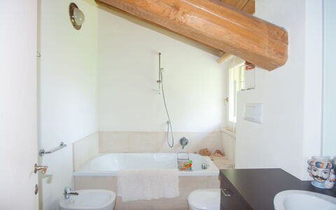 Villa Monia: Propriété, Robinet, Meubles, Baignoire, Luminaire Plomberie, Blanc, Évier, Salle De Bains, Lavabo, Bois