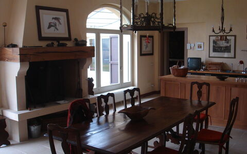 Villa Monia: Table, Meubles, Propriété, Cadre, Bâtiment, Chaise, Fenêtre, Bois, Éclairage, Design Intérieur