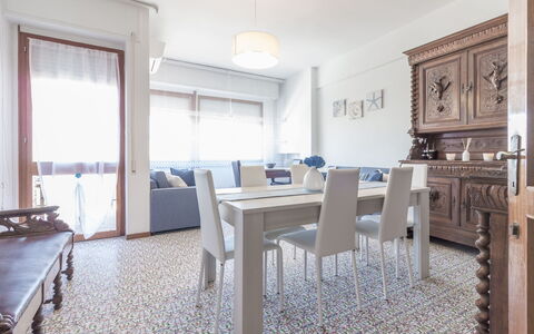 Cattolica Sea Loft: Table, Meubles, Bâtiment, Chaise, Fenêtre, Bois, Cadre, Salon, Maison, Design Intérieur