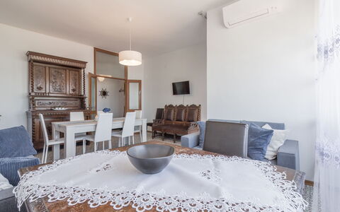 Cattolica Sea Loft: Table, Meubles, Propriété, Chaise, Bleu Azur, Nappe De Table, Bois, Cadre, Design Intérieur, Décoration