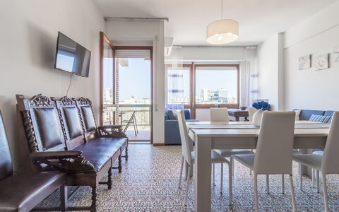 Cattolica Sea Loft: Meubles, Propriété, Table, Bleu Azur, Cadre, Plante D'Appartement, Chaise, Éclairage, Fenêtre, Architecture