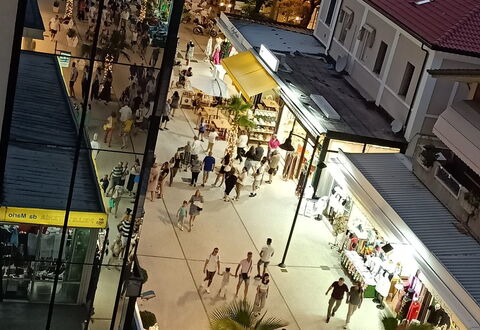 Cattolica Sea Loft: Bâtiment, Fenêtre, Infrastructure, Design Urbain, Quartier, Espace Public, Foule, Ville, Loisir