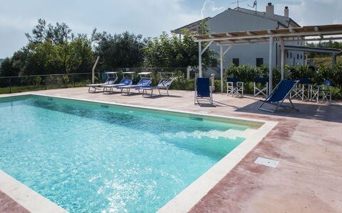 Villa Degli Aranci: L'Eau, Plante, Ciel, Nuage, Bâtiment, Piscine, Bleu Azur, Ombre, Mobilier De Jardin, Rectangle