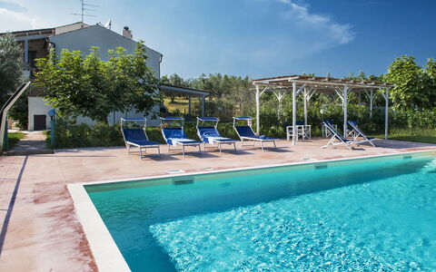 Villa Degli Aranci: L'Eau, Nuage, Plante, Ciel, Propriété, Piscine, Bleu Azur, Arbre, Ombre, Bâtiment
