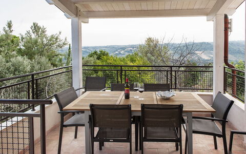 Villa Degli Aranci: Table, Meubles, Ciel, Propriété, Chaise, Ombre, Bois, Porche, Design Intérieur, Sol