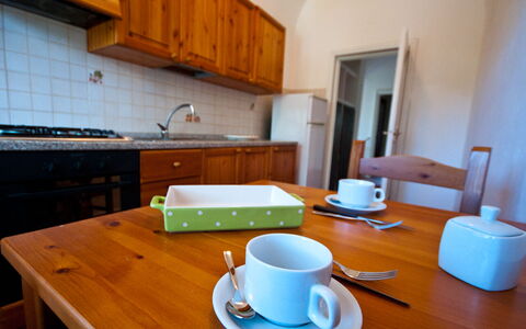 Holiday Home Giannella: Table, Vaisselle, Propriété, Cabinetry, Meubles, Drinkware, Vaisselle, Tasse À Café, Coupe, Bois