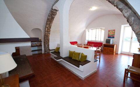 Holiday Home Giannella: Propriété, Canapé, Meubles, Table, Bois, Design Intérieur, Salle, Sol, Sol, Maison