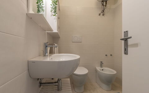 Conero Suite: Robinet, Luminaire Plomberie, Évier, Propriété, Lavabo, Blanc, Salle De Bains, Miroir, Violet, Noir