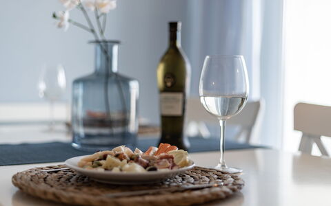 Conero Suite: Aliments, Vaisselle, Table, Meubles, Vaisselle, Bouteille, Drinkware, Du Vin, Ingrédient