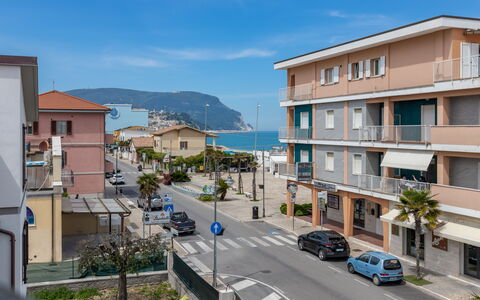 Conero Suite: Ciel, Voiture, Nuage, Bâtiment, Jour, Propriété, Fenêtre, Plante, Véhicule, Maison