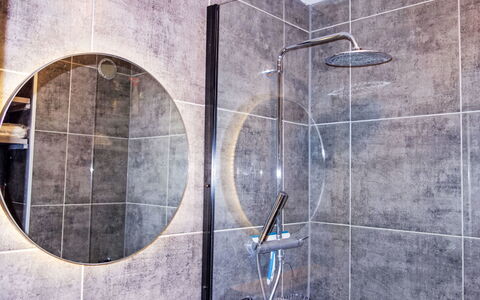 Le Roc de Peclet: Luminaire Plomberie, Bâtiment, Porte, Robinet, Salle De Bains, Mur, Bois, Maison, Tete De Douche, Brique