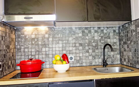 Le Roc de Peclet: Comptoir, Robinet, Evier, Luminaire Plomberie, Évier, Cabinetry, Cuisine, Cuisinière, Bois, Éclairage