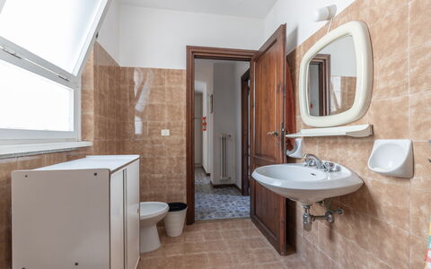 Villa Il Pesco: Miroir, Marron, Robinet, Évier, Lavabo, Propriété, Luminaire Plomberie, Bâtiment, Salle De Bains, Bois
