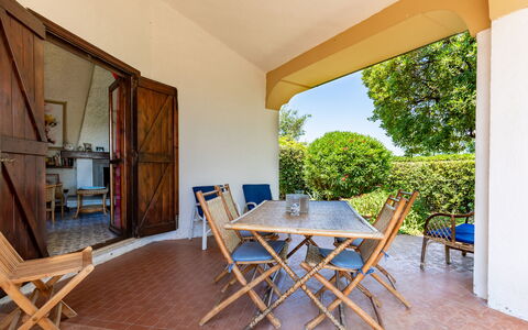 Villa Il Pesco: Meubles, Table, Propriété, Plante, Chaise, Bois, Ombre, Design Intérieur, Architecture, Arbre