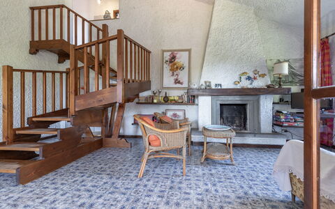 Villa Il Pesco: Meubles, Propriété, Bâtiment, Bois, Sol, Design Intérieur, Table, Sol, Escaliers, Chaise