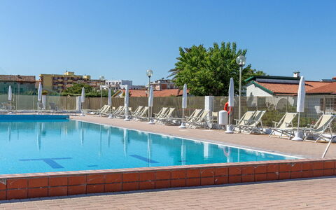 Villa Il Pesco: L'Eau, Ciel, Piscine, Arbre, Mobilier De Jardin, Balancelle, Bâtiment, Loisir, Immobilier, Composite