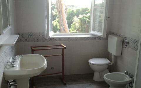 Giannella Holiday Apartment: Luminaire Plomberie, Propriété, Fenêtre, Évier, Robinet, Lavabo, Salle De Bains, Violet, Bâtiment