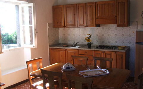 Giannella Holiday Apartment: Marron, Cabinetry, Evier, Comptoir, Propriété, Meubles, Évier, Robinet, Fenêtre, Cuisine