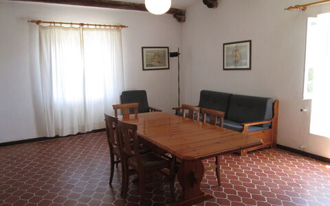 Giannella Holiday Apartment: Meubles, Table, Fenêtre, Bâtiment, Bois, Salle, Sol, Sol, Rideau, Immobilier