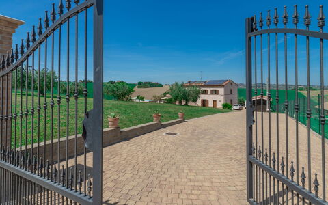 Villa Clair: Ciel, Propriété, Plante, Clôture, Surface De La Route, Composite, Design Urbain, Herbe, Brique, Façade